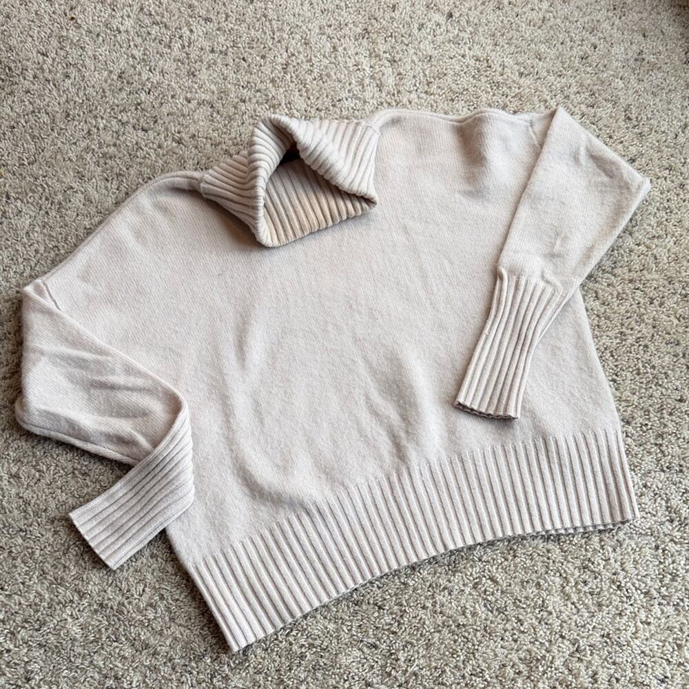 GAP Soft Cream / Light Pink Soft Turtleneck Cashmere Sweater Size S